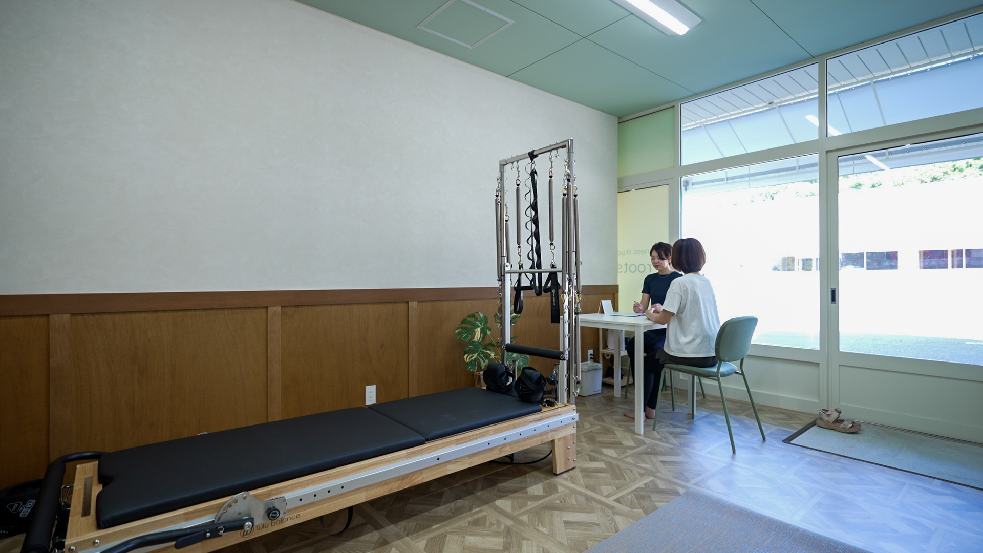  巻き肩の改善｜山口のピラティスならfitness studio roots